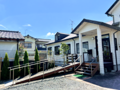 車いすのまま病院に入れるスロープ