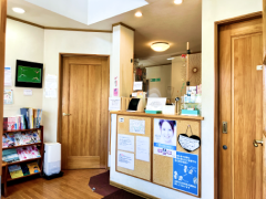 受付スタッフが笑顔でお迎え