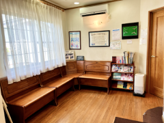 カントリー調の落ち着いた待合室